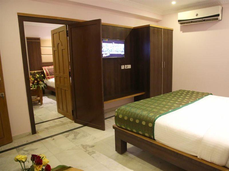 Poppys S.E.T Residency Hotell Kumbakonam Exteriör bild