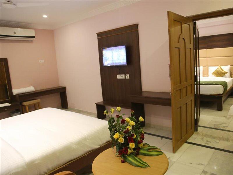 Poppys S.E.T Residency Hotell Kumbakonam Exteriör bild