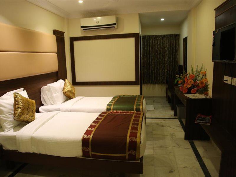 Poppys S.E.T Residency Hotell Kumbakonam Exteriör bild