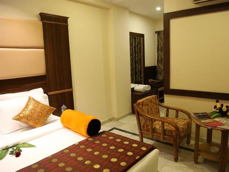 Poppys S.E.T Residency Hotell Kumbakonam Exteriör bild