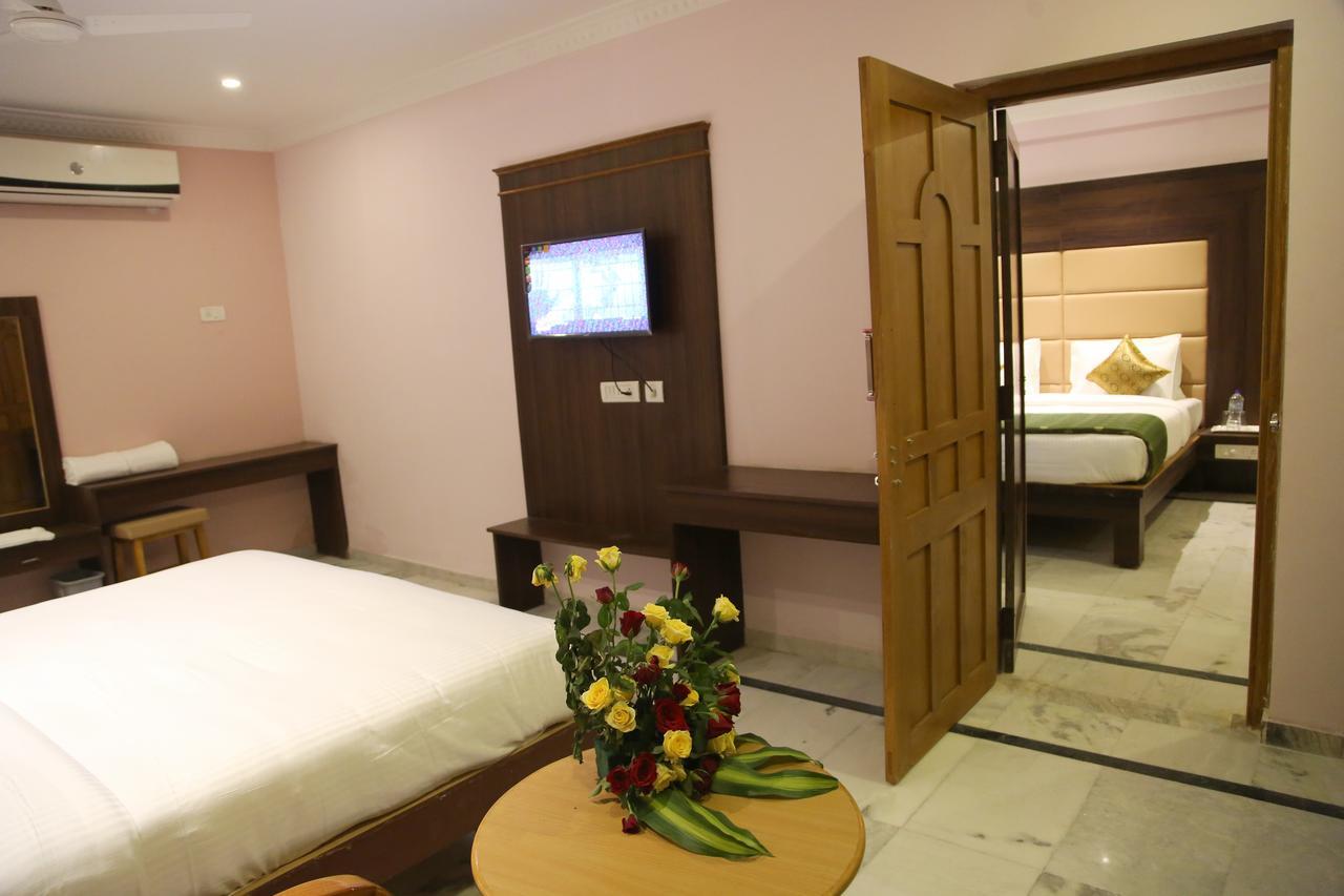 Poppys S.E.T Residency Hotell Kumbakonam Exteriör bild