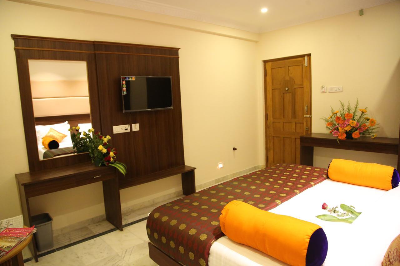Poppys S.E.T Residency Hotell Kumbakonam Exteriör bild