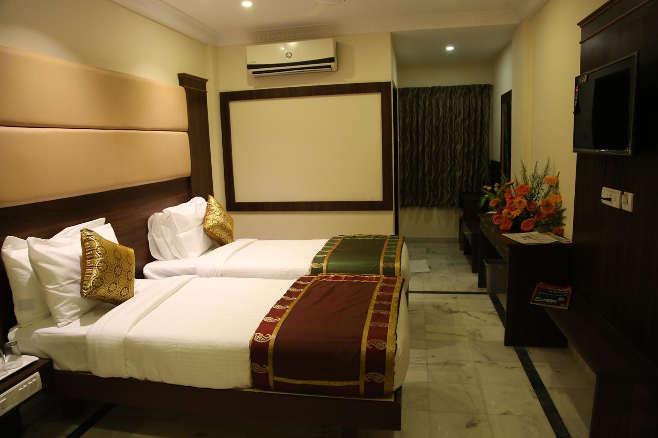 Poppys S.E.T Residency Hotell Kumbakonam Exteriör bild